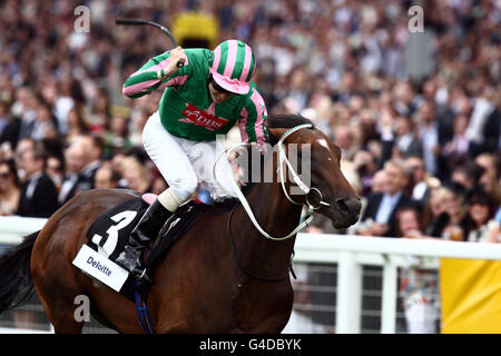 Pferderennen - Betfair Wochenende - Tag Zwei - Ascot Racecourse. Rave von Patrick Hills gefeiert, wie er gewinnt die Deloitte Handicap Einsätze während des Betfair Wochenende auf Ascot Racecourse, Ascot. Stockfoto