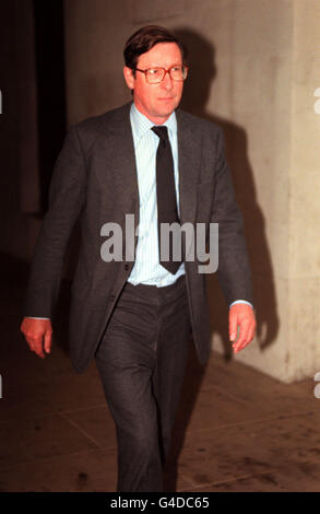 PA NEWS PHOTO 8/9/98 ABEND STANDARD-EDITOR MAX HASTINGS NIMMT AN DER BEERDIGUNG DER PRESSE BARON LORD ROTHERMERE, IN DER ST BRIDE'S CHURCH, FLEET STREET, LONDON. Stockfoto