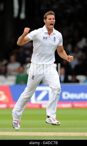 Der englische Chris Tremlett feiert die Teilnahme an der Wicket-Prüfung von Indiens Kapitän MS Dhoni, die Graeme Swann während des dritten Tages des ersten Npower-Tests auf dem Lord's Cricket Ground in London gefangen hat. Stockfoto