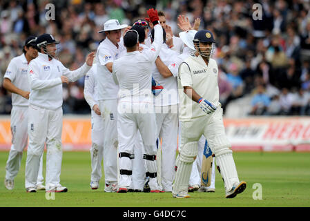 Englands Chris Tremlett feiert das Wicket von Indiens Kapitän MS Dhoni, gefangen von Graeme Swann am dritten Tag des ersten npower Tests am Lord's Cricket Ground, London. Stockfoto