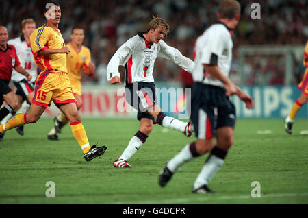 PA-NEWS FOTO 22.06.98 DAVID BECKHAM IN AKTION FÜR ENGLAND GEGEN RUMÄNIEN IN IHRER GRUPPE DER QUALIFIKATIONSRUNDE IN DER 1998-WORLD-CUP-TURNIER IN TOULOUSE, FRANKREICH. ENGLAND VERLOR DAS SPIEL 2: 1 Stockfoto