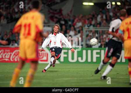 PA-NEWS FOTO 22.06.98 DAVID BECKHAM IN AKTION FÜR ENGLAND GEGEN RUMÄNIEN IN IHRER GRUPPE DER QUALIFIKATIONSRUNDE IN DER 1998-WORLD-CUP-TURNIER IN TOULOUSE, FRANKREICH. ENGLAND VERLOR DAS SPIEL 2: 1 Stockfoto