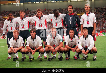 PA NEWS PHOTO 22/6/98 DIE ENGLISCHE NATIONALMANNSCHAFT STEHT VOR IHREM ZWEITEN SPIEL IN IHRER QUALIFYING-GRUPPE GEGEN RUMÄNIEN IN TOULOUSE BEIM WORLD CUP 1998 TURNIER IN FRANKREICH AN. VON LINKS NACH RECHTS HINTEN: PAUL INCE, TEDDY SHERINGHAM, DARREN ANDERTON, SOL CAMPBELL, DAVID SEEMANN, TONY ADAMS. VON LINKS NACH RECHTS KNIEND: PAUL SCHOLES, GARY NEVILLE, ALAN SHEARER (HAUPTMANN), GRAEME LE SAUX UND DAVID BATTY Stockfoto