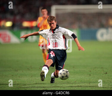 PA NEWS PHOTO 22/6/98 MICHAEL OWEN IM EINSATZ FÜR ENGLAND GEGEN RUMÄNIEN IN IHRER GRUPPE DER QUALIFIKATIONSRUNDE BEIM WM-TURNIER 1998 IN TOULOUSE, FRANKREICH. ENGLAND VERLOR DAS SPIEL 2-1 Stockfoto