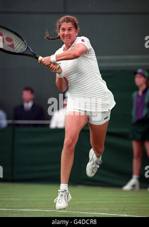 PA-NEWS 22.06.98 EHEMALIGE WIMBLEDON FRAUEN WELTMEISTER STEFFI GRAF AUF DEM WEG ZU EINEM 6: 4 6: 1 SIEG GEGEN GALA LEON GARCIA VON SPANIEN, IN WIMBLEDON 1998. Stockfoto