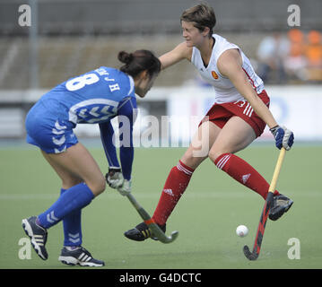 Die Engländerin Sally Walton wird von der südkoreanischen Jong Hee Kim (links) im Wagener Stadium, Amsterdam, in den Niederlanden, während des GRUPPENKAMPFS DER Rabo FIH Women's Champions Trophy herausgefordert. Stockfoto