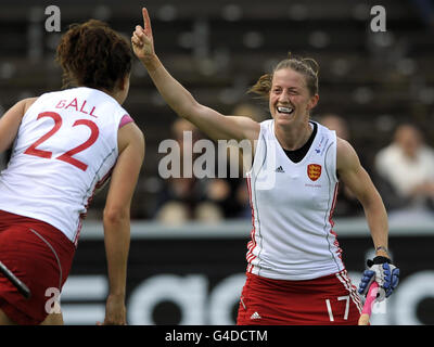 Der Engländer Beckie Herbert (Mitte) feiert das Eröffnungstreffer gegen Südkorea während des Gruppenkampfs Rabo FIH Women's Champions Trophy im Wagener Stadium, Amsterdam, Niederlande. Stockfoto