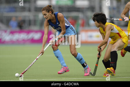 Die Argentinier Luciana Aymar (links) und die Chinesin Xiaoxu Xu kämpfen während des GRUPPENKAMPFS UM den Ball IM Wagener Stadium, Amsterdam, Niederlande, bei der Rabo FIH Women's Champions Trophy. Stockfoto
