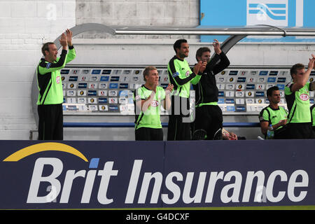 Surreys Chris Schofield (links), Rory Hamilton-Brown, Matthew Spriegel (Mitte), Stuart Meaker (3. Rechts), Zander de Bruyn und Jason Roy (rechts) applaudieren ihren Teamkollegen aus dem ausgegraben Stockfoto