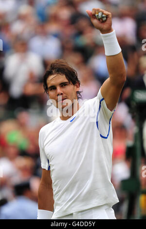 Der spanische Rafael Nadal feiert den Sieg am sechsten Tag der Wimbledon Championships 2011 beim All England Lawn Tennis und Croquet Club in Wimbledon. Stockfoto