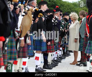 Die Herzogin von Cornwall trifft Mitglieder des DecAid-Teams, nachdem sie von einem Dai vor dem schottischen Parlament im Holyrood Park aus die Parade der massierten Pfeifen und Trommeln der DecAid beobachtet hatte. Stockfoto