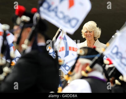 Die Herzogin von Cornwall beobachtet Decaids massierte Pfeifen- und Drums-Parade von einem Dai vor dem schottischen Parlament, bevor sie mit der Parade im Holyrood Park spricht und Mitglieder des DecAid-Teams trifft. Stockfoto