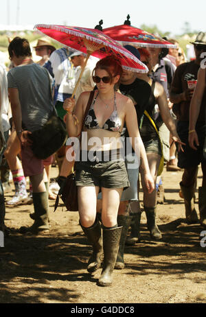 Festivalbesucher genießen das heiße Wetter beim Glastonbury Music Festival in Worthy Farm, Pilton. Stockfoto