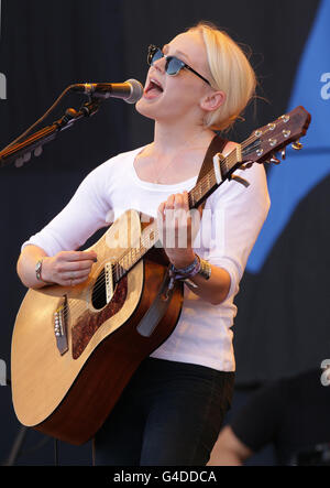 Laura Marling tritt auf der Pyramid-Bühne beim Glastonbury Music Festival auf der Worthy Farm in Pilton auf. Stockfoto