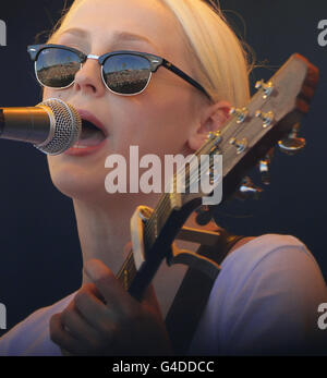 Glastonbury Festival 2011 - Sonntag. Laura Marling tritt auf der Pyramid-Bühne beim Glastonbury Music Festival auf, das auf der Worthy Farm in Pilton stattfindet. Stockfoto