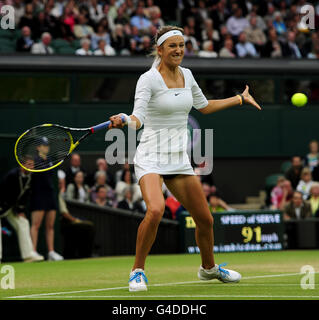 Die weißrussische Victoria Azarenka in Aktion am fünften Tag der Wimbledon Championships 2011 beim All England Lawn Tennis and Croquet Club in Wimbledon. Stockfoto