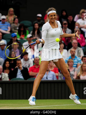 Die weißrussische Victoria Azarenka in Aktion am fünften Tag der Wimbledon Championships 2011 beim All England Lawn Tennis and Croquet Club in Wimbledon. Stockfoto