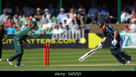 Cricket - Friends Life Twenty20 - North Group - Worcestershire / Yorkshire - New Road. Der Yorkshire-Sänger Adam Lyth wird während des Spiels der Friends Life T20 North Group in New Road, Worcester, von Ben Scott aus Worcestershire gestolpert. Stockfoto