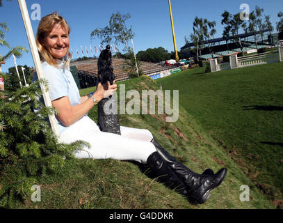 Pferdesport - britische springen Derby Meeting - Tage Kurs fünf - die alle England springen Stockfoto