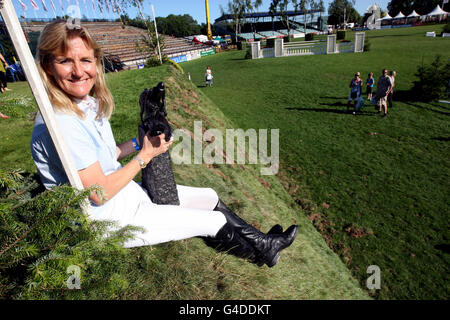 Pferdesport - britische springen Derby Meeting - Tage Kurs fünf - die alle England springen Stockfoto