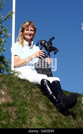 Tina Fletcher hält die Boomerang-Trophäe, nachdem sie das Carpet Right Derby am fünften Tag des British Jumping Derby Meetings auf dem All England Jumping Course in Hickstead gewonnen hat. Stockfoto