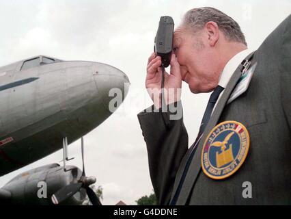 Rev. Peter Furness von der British Airlift Association fotografiert einen Dakota, der vor 50 Jahren bei einem Gottesdienst in Berlin an diesem Nachmittag teilgenommen hat (Fr) Bild von Stefan Rousseau/PA Stockfoto