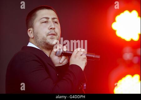 Human Beatbox Faith SFX tritt mit Plan B auf der Pyramid Stage beim Glastonbury Music Festival auf, das in Worthy Farm, Pilton, stattfindet. Stockfoto