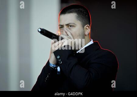 Human Beatbox Faith SFX tritt mit Plan B auf der Pyramid Stage beim Glastonbury Music Festival auf, das in Worthy Farm, Pilton, stattfindet. Stockfoto