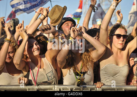 Nachtschwärmer tanzen bei Sonnenschein auf der Pyramid Stage beim Glastonbury Music Festival in Worthy Farm, Pilton, zu Pendulums Trommel und Bass. Stockfoto