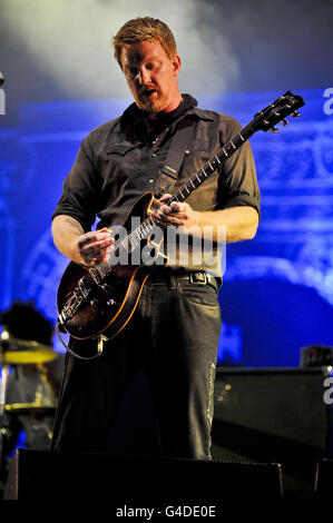 Josh Homme von Queens of the Stone Age treten auf der anderen Bühne des Glastonbury Music Festivals auf, das auf der Worthy Farm in Pilton stattfindet. Stockfoto