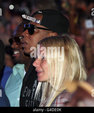 Jay Z und Gwyneth Paltrow in der Grube, bevor Beyonce auf der Pyramid Stage beim Glastonbury Music Festival in Worthy Farm, Pilton, auftrat. Stockfoto