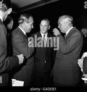 Harold Wilson mit dem englischen Teamchef Alf Ramsey und dem Sportminister Denis Howell (c) bei einem Empfang und Bankett für die WM-Halbfinalteams und FIFA-Funktionäre im Royal Garden Hotel, London. Sir ALR Ramsey stirbt 28/04/99, im Alter von 79 Jahren. Stockfoto