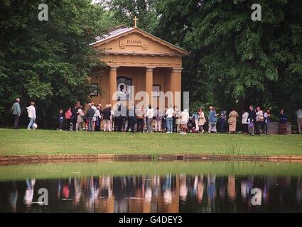 Besucher des Althorp House, Northamptonshire - das zum ersten Mal seit dem Tod von Diana, Prinzessin von Wales, geöffnet ist, sehen einen Tempel neben dem Oval - den See mit einer Insel, auf der sie begraben ist. Siehe PA Geschichte DIANA Althorp. Bild von David Jones/PA. Stockfoto