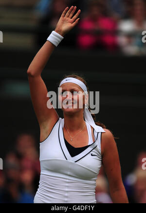 Die tschechische Petra Kvitova feiert den Sieg der bulgarischen Tsvetana Pironkova am achten Tag der Wimbledon-Meisterschaften 2011 im All England Lawn Tennis and Croquet Club in Wimbledon. Stockfoto