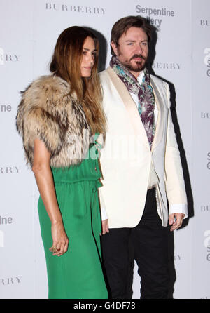 Simon und Yasmin Le Bon kommen zur Sommerparty 2011 in der Serpentine Gallery im Hyde Park in London an. Stockfoto