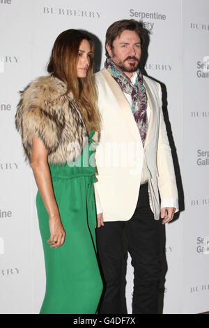 Simon und Yasmin Le Bon kommen zur Sommerparty 2011 in der Serpentine Gallery im Hyde Park in London an. Stockfoto