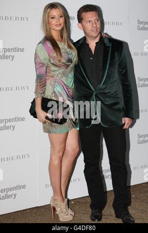 The Serpentine Gallery Summer Party 2011 - London. Holly Valance und Nick Candy treffen zur Sommerparty 2011 in der Serpentine Gallery im Hyde Park, London, ein. Stockfoto