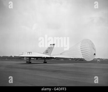 Ein Fallschirm wabert hinter einem RAF Vulcan Bomber Eine Ausstellung auf der Farnborough Airshow Stockfoto