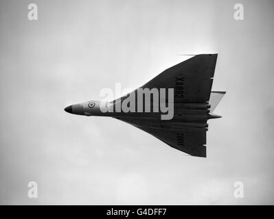 Ein RAF Vulcan Bomber während einer Ausstellung im Farnborough Airshow Stockfoto