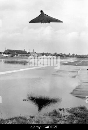 Ein RAF Vulcan Bomber hebt während der Farnborough Airshow ab Stockfoto