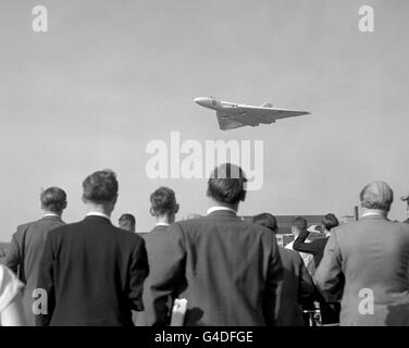 Ein Bomber der RAF Vulcan fliegt über die Zuschauer der Farnborough Airshow Stockfoto