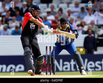 Englands Alastair Cook Fledermäuse vorbei Sri Lankas Wicketkeeper Kumar Sangakkara (rechts) während der zweiten NatWest One Day International in Headingley, Leeds. Stockfoto