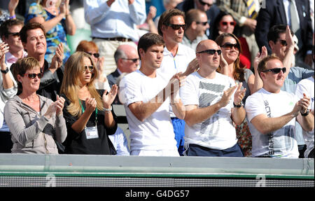 Die britische Mutter Judy (links) von Andy Murray, Freundin Kim Sears (zweite links) und die Fitnesstrainer Jeremy Green (zweite rechts) und Matthew Little (rechts) beobachten während seines Spiels gegen den Spanier Rafael Nadal am 11. Tag der Wimbledon Championships 2011 im All England Lawn Tennis and Croquet Club, Wimbledon. Stockfoto