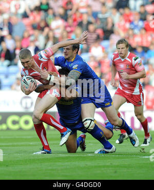 Wigans Sam Tomkins (links) wird von Leeds Jamie Jones-Buchanan (Mitte) und Jamie Peacock während des Engage Super League-Spiels im DW Stadium, Wigan, angegangen. Stockfoto