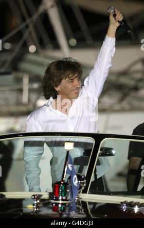 Jean Michele Jarre kommt mit dem Schiff an und tritt im Hafen von Monte Carlo, Monaco, im Rahmen der Feierlichkeiten nach der standesamtlichen Trauung von Prinz Albert II. (Rechts) und Prinzessin Charlene von Monaco auf. Stockfoto