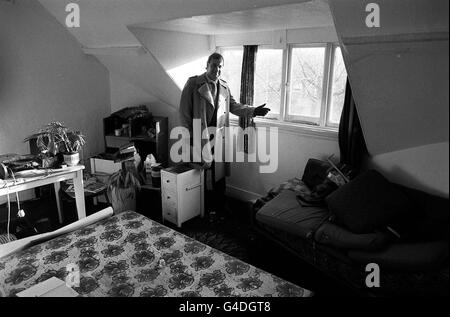 PA NEWS PHOTO 15/11/83 IMMOBILIENMAKLER LEON ROBERTS IN DER WOHNUNG DES MASSENMÖRDERS DENNIS ANDREW NILSEN, DER IN NO. 23 CRANLEY GARDENS, MUSWELL HILL, LONDON, LEBTE Stockfoto