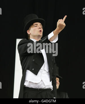 Leadsänger Howlin' Pelle Almqvist of the Hives tritt auf der Hauptbühne beim Wireless Festival im Hyde Park im Zentrum von London auf. Stockfoto