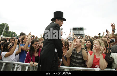 Leadsänger Howlin' Pelle Almqvist of the Hives, tritt auf der Hauptbühne beim Wireless Festival im Hyde Park im Zentrum von London auf. Stockfoto