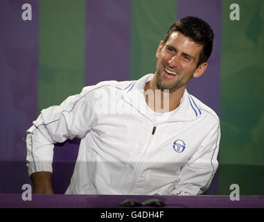 Serbiens Novak Djokovic spricht während einer Pressekonferenz nach seiner Niederlage gegen Spaniens Rafael Nadal im Herrenfinale am 12. Tag der Wimbledon-Meisterschaften 2011 beim All England Lawn Tennis and Croquet Club in Wimbledon. Stockfoto