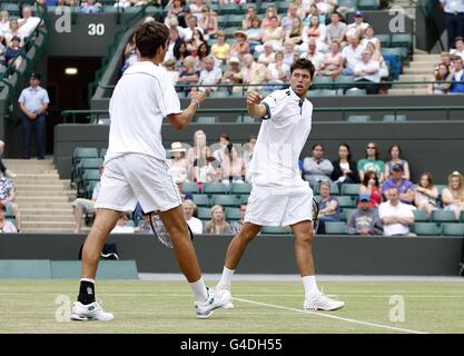 Oliver Golding aus Großbritannien und Jiri Vesely aus der Tschechischen Republik (links) beim Boys' Doubles am dreizehnten Tag der Wimbledon Championships 2011 im All England Lawn Tennis Club, Wimbledon. Stockfoto